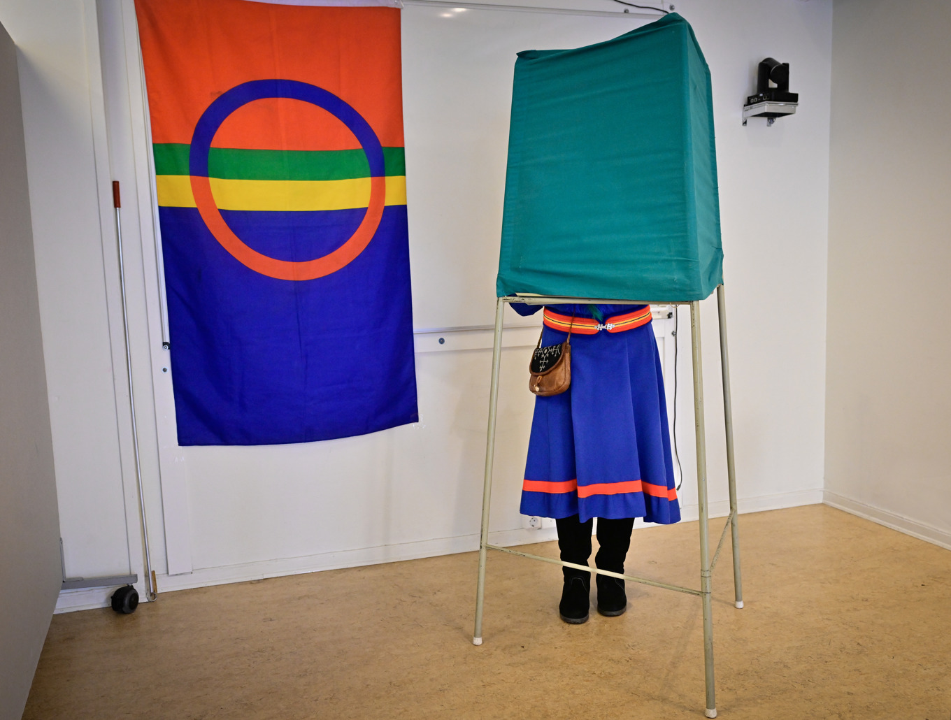 En väljare röstar i Solidaritetshuset på Södermalm i Stockholm. Foto: Jonas Ekströmer/TT