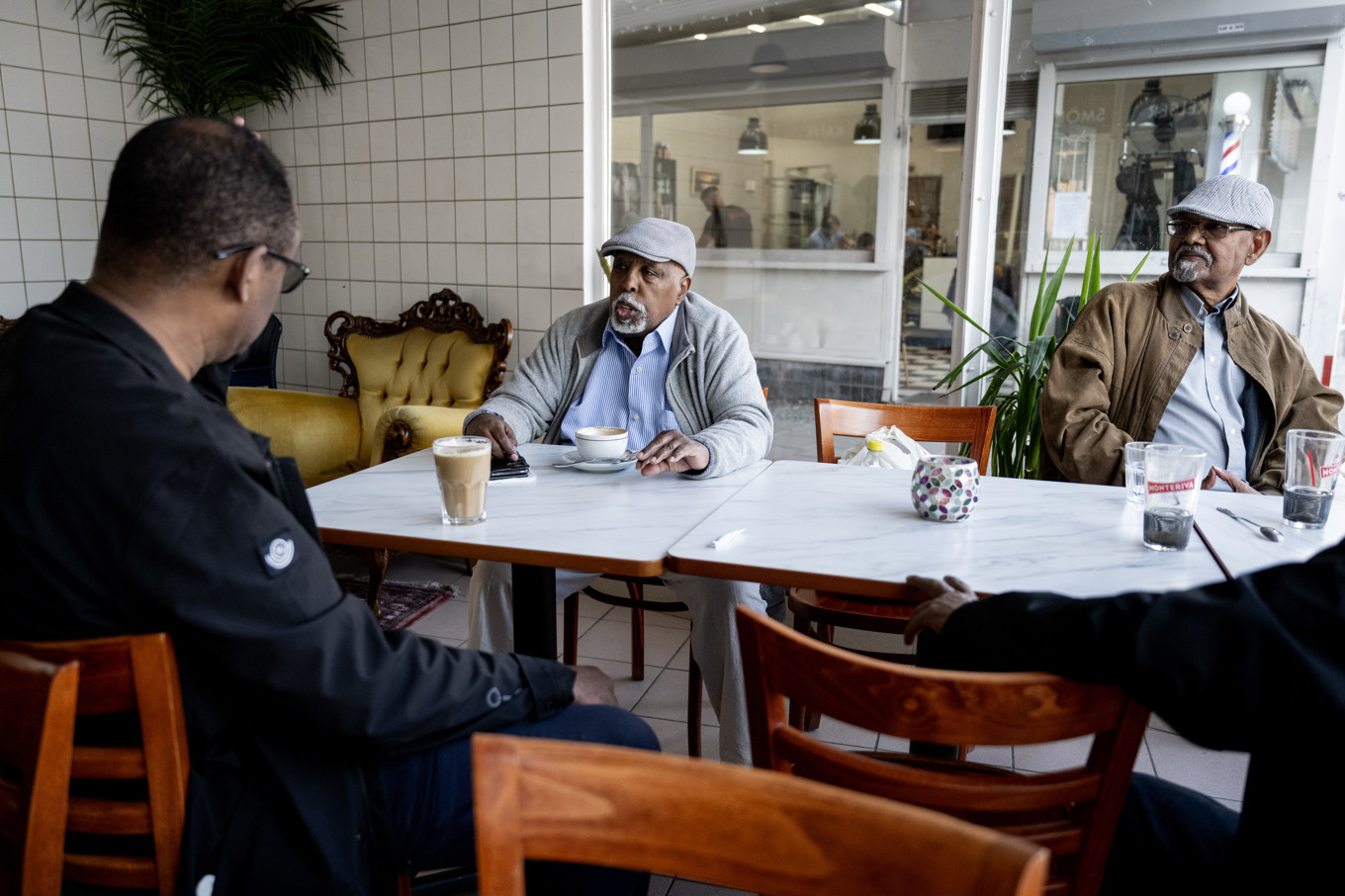 Stamkunder vid bageriet i Rågsved. Härifrån syntes den öppna droghandeln tydligt förut. Men sedan vistelseförbud började delas ut har den i praktiken försvunnit från förortscentrumet. Foto: Christine Olsson/TT