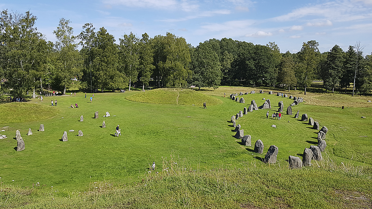 Skeppssättningarna i fornlämningsområdet Anundshög utanför Västerås. Foto: Ingela Lindestad