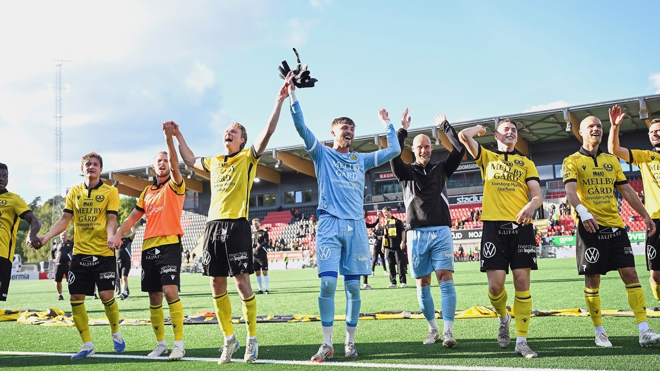 Allt talar för att spelarna i Mjällby snart får jubla över klubbens första SM-guld. Med fem omgångar kvar leder laget allsvenskan med elva poäng. Foto: Jessica Gow/TT Nyhetsbyrån