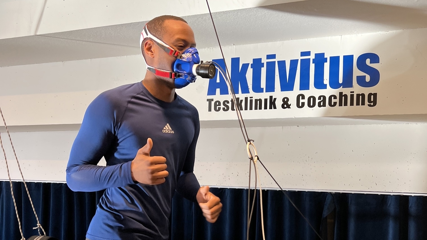 Det krävs lite pannben och svett för att göra ett VO2 max-test – man ska ju ta ut sig till max för att resultatet ska bli så precist som möjligt. Gör man samtidigt ett laktattest så tar man blodprover samtidigt. Foto: Arkaitx Edgren