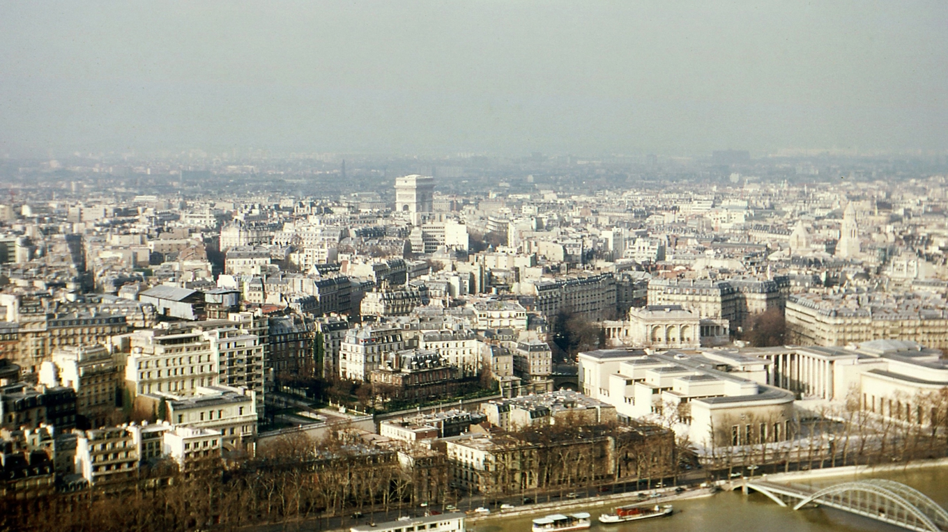 Paris på 70-talet – vy från Eiffeltornet. Fotografi av Barry Lewis. Foto: Public Domain