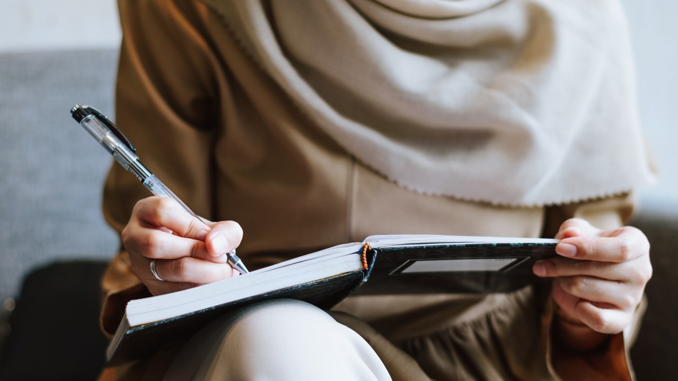 Sju riksdagsledamöter från Moderaterna menar att regeringen bör överväga ett förbud av slöja i grundskolan och förskolan. Foto: Iqbai Nuril Anwar