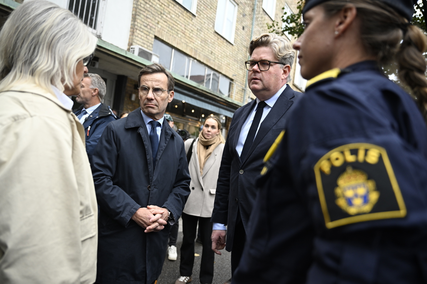 Statsminister Ulf Kristersson (M) och justitieminister Gunnar Strömmer (M) besöker Gävle med anledning av helgens skjutning. Till vänster landshövding Carina Ståhl Herrstedt. Foto: Pontus Lundahl/TT