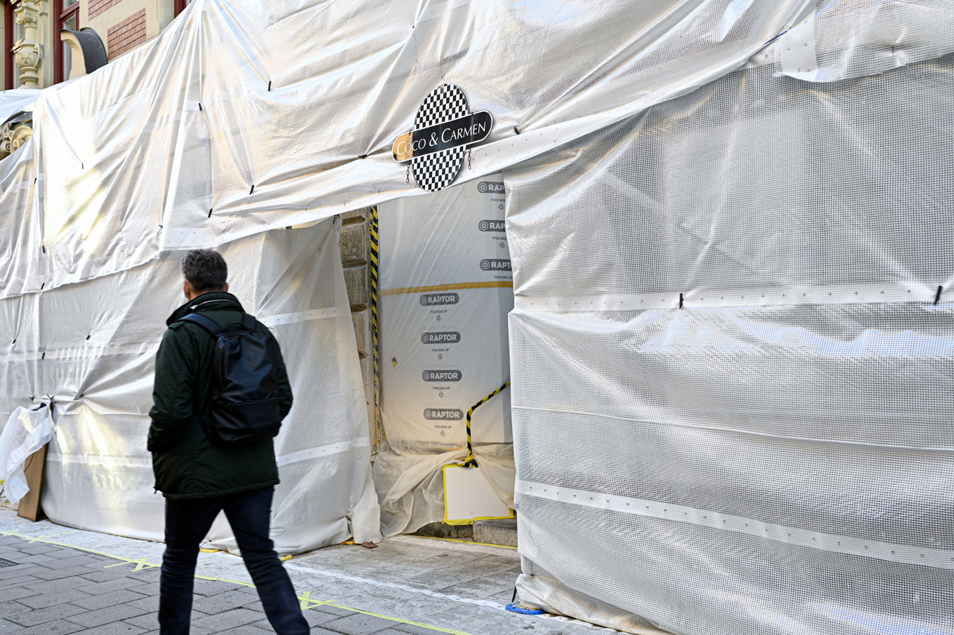 Lyxkrogen Coco & Carmen, vars fasad håller på att renoveras, kommer att hålla fortsatt stängt efter det omfattande listeriautbrottet. Foto: Anders Wiklund/TT