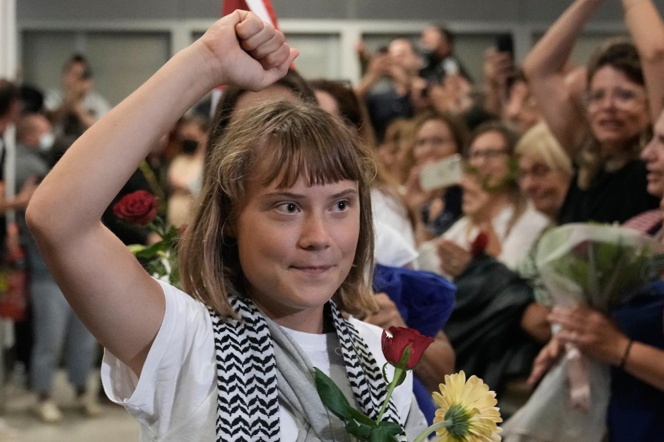 Greta Thunberg på flygplatsen i Aten. Foto: Petros Giannakouris/AP/TT