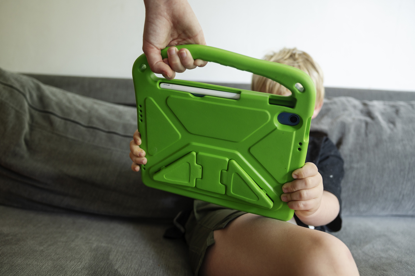 Bland ettåringar är det bara 22 procent som följer Folkhälsomyndighetens riktlinjer om skärmtid, enligt en ny studie. Arkivbild. Foto: Nicklas Thegerström/TT