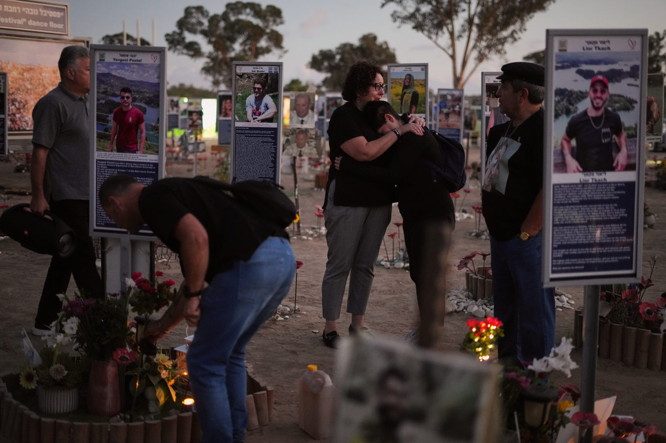 Minnesarrangemang på platsen för Nova-festivalen, som pågick i den israeliska öknen nära Gazaremsan då jätteattacken började den 7 oktober 2023. Bilden är tagen i gryningen på tisdagen. Foto: Ariel Schalit/AP/TT