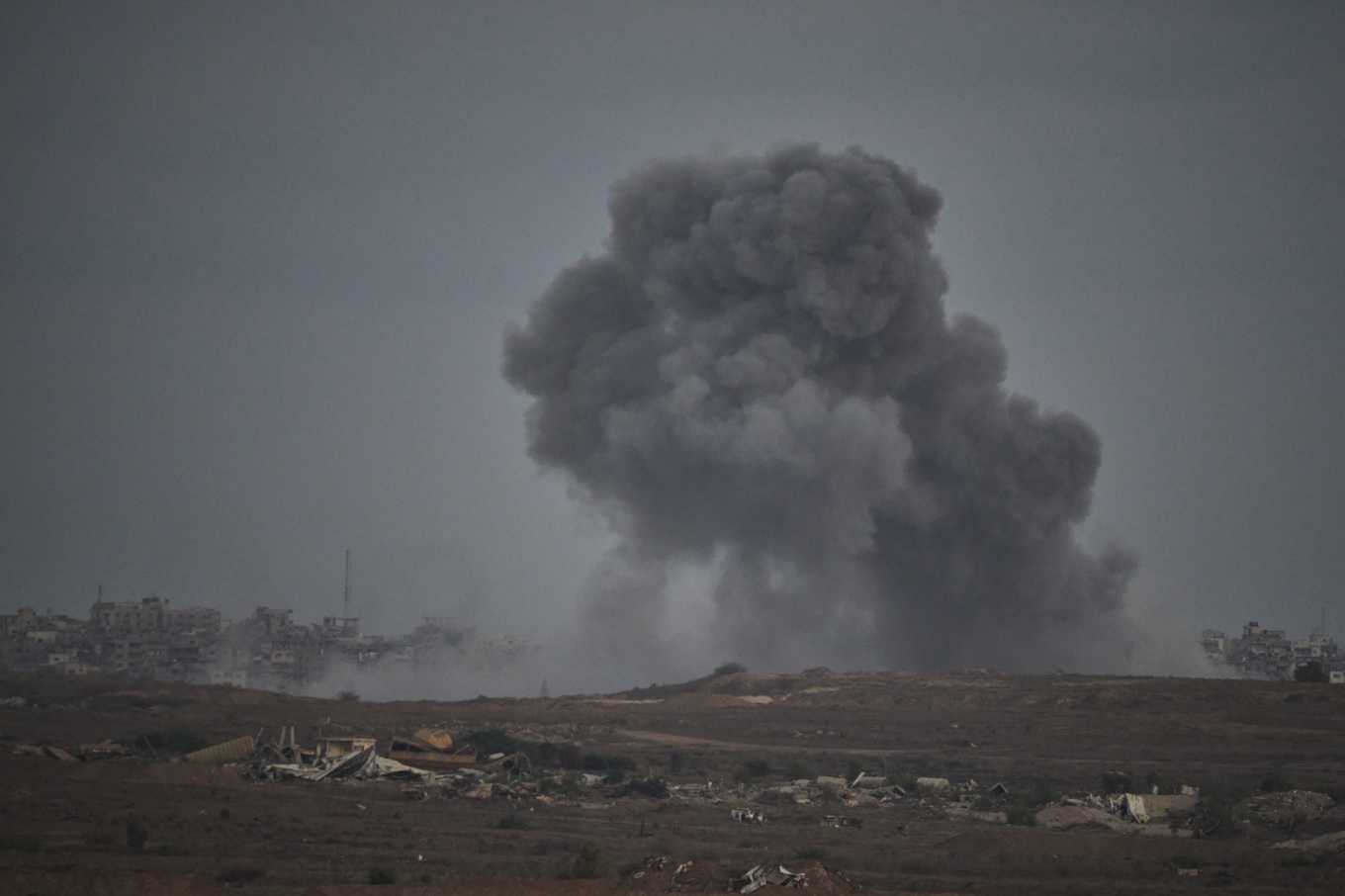 Rök stiger efter en israelisk attack mot norra Gaza. Foto: Leo Correa/AP/TT