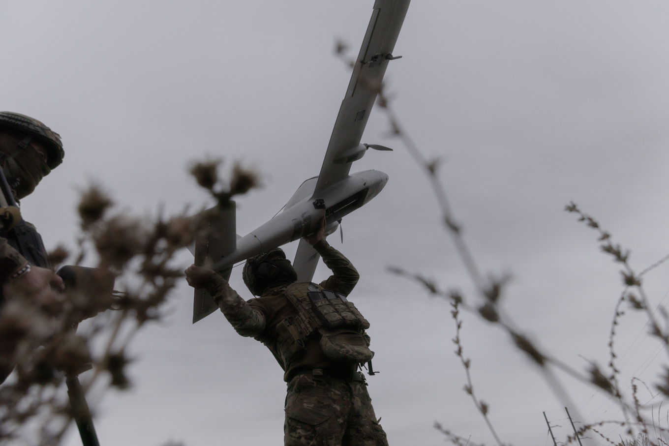 Drönarkrigföringen blir allt intensivare. På denna bild tagen i september håller en ukrainsk soldat i Charkiv en drönare av typen Avenger. Foto: Jevhen Titov/AP/TT