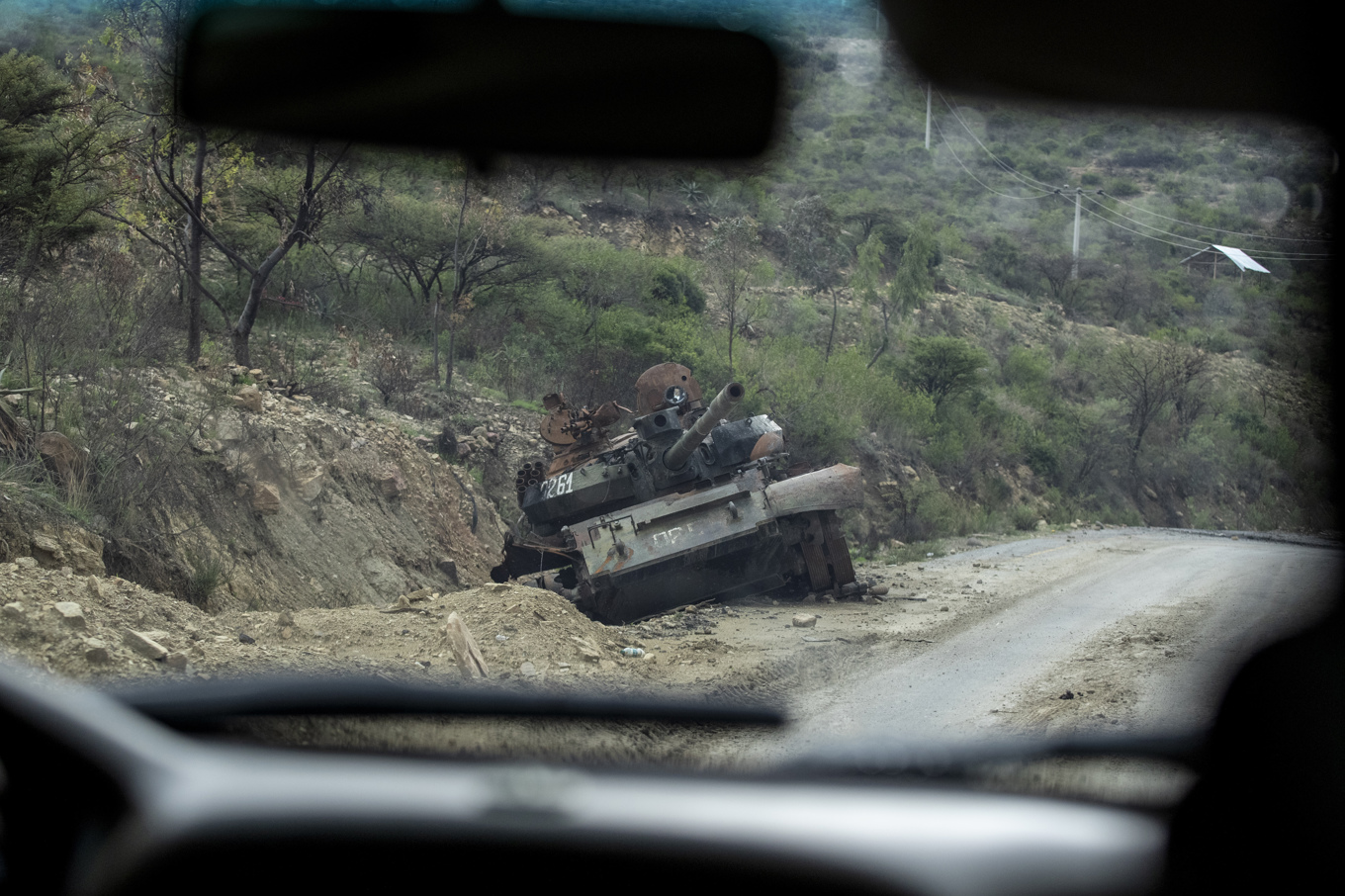 En förstörd stridsvagn vid en väg i Tigray i norra Etiopien. Arkivbild. Foto: Ben Curtis/AP/TT