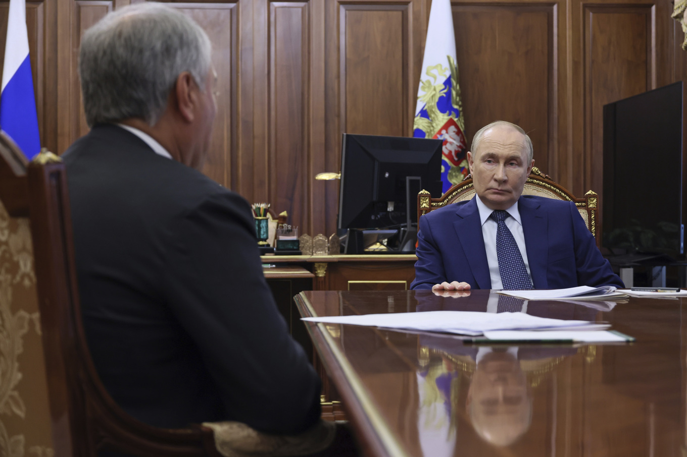 Ryssland lämnar formellt ett plutoniumavtal. Här är president Vladimir Putin i samspråk med statsdumans talman Vjatjeslav Volodin. Arkivbild. Foto: Mikhail Metzel/Sputnik/Kreml poolfoto via AP/TT