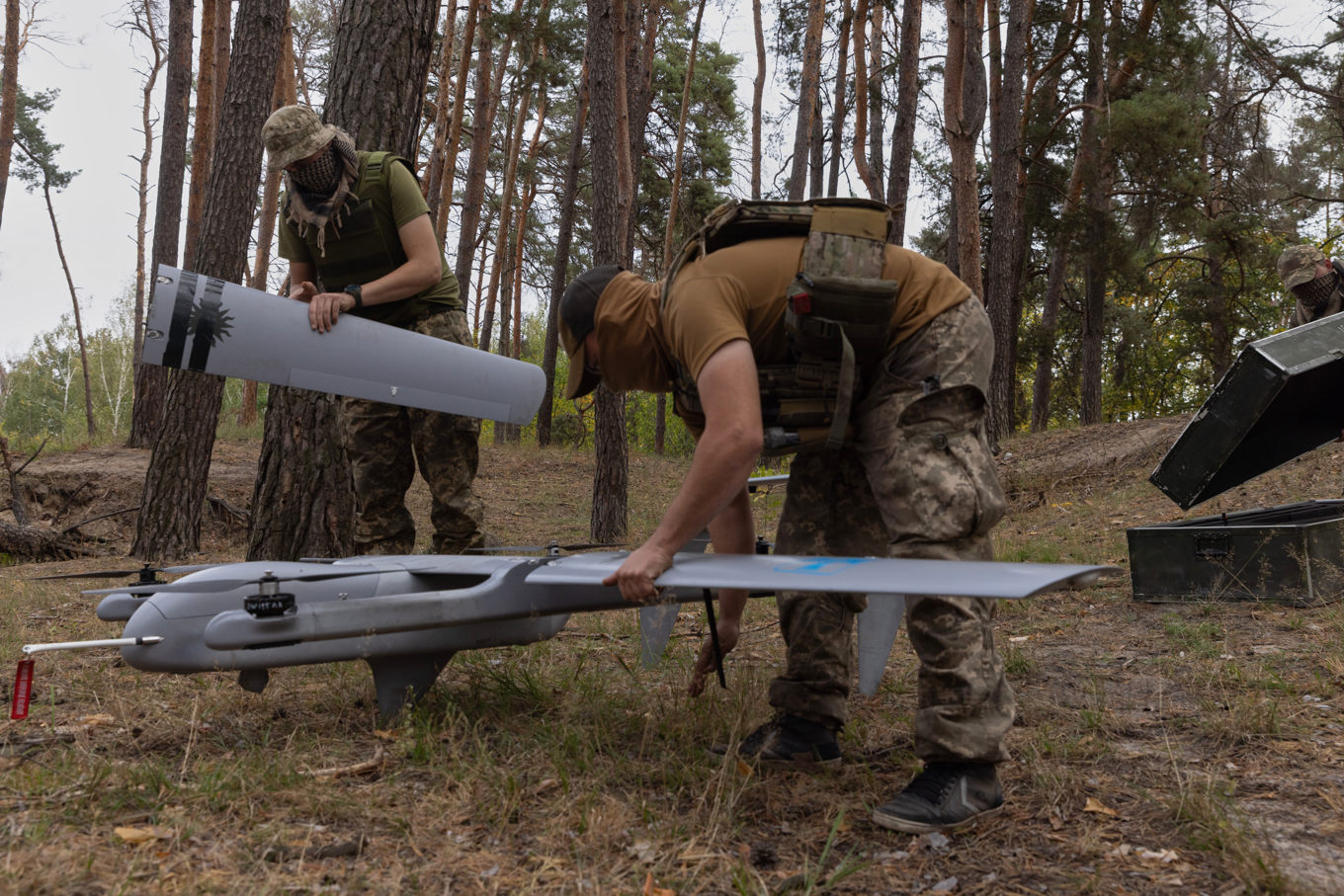 Ukrainska soldater förbereder en medeldistansdrönare i en skog i gränsregionen Charkiv. Bilden togs den 24 september. Foto: Yevhen Titov/AP/TT