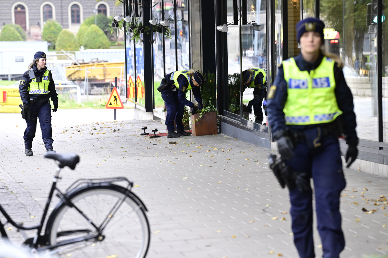 Polis på plats efter skottlossningen i Gävle natten mot lördag. Foto: Jonas Ekströmer/TT