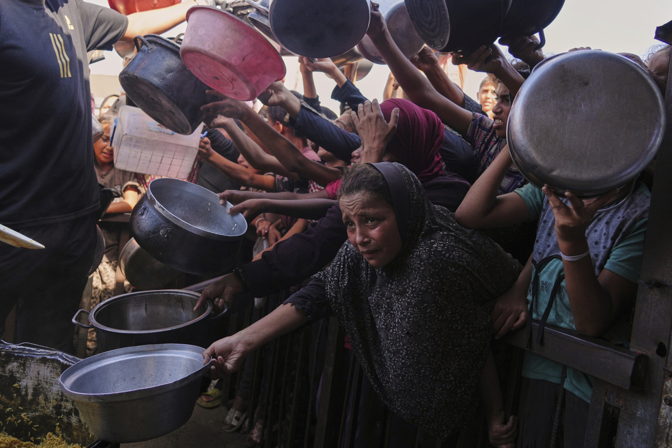 Palestinier får donerad mat vid ett soppkök i Khan Yunis i södra Gaza den 19 september. Foto: Jehad Alshrafi/AP/TT