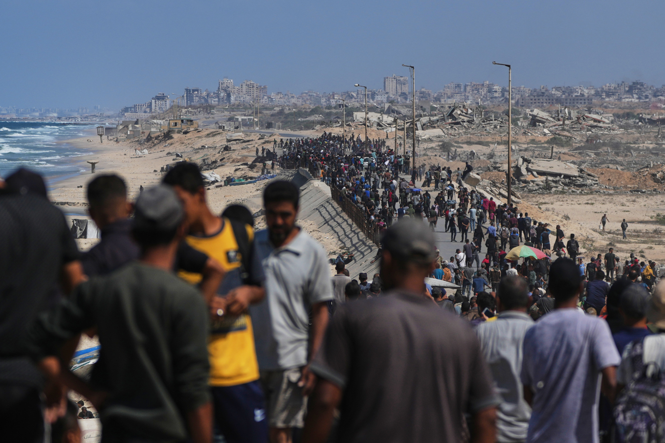 Gazabor strömmar norrut på fredagsförmiddagen, när en vapenvila tycks ha trätt i kraft. Foto: Abdel Kareem Hana/AP/TT