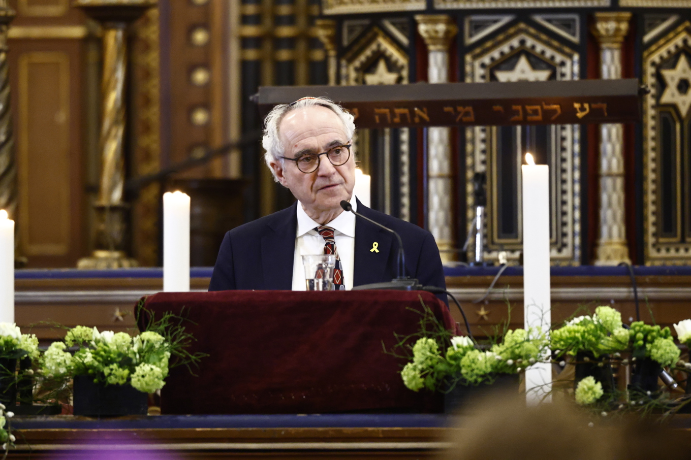 Richard Mühlrad, ordförande för Judiska församlingen i Stockholm, under ett tal vid en minneshögtid för Förintelsens offer i Stockholms stora synagoga i januari 2025. Foto: Stefan Jerrevång/TT