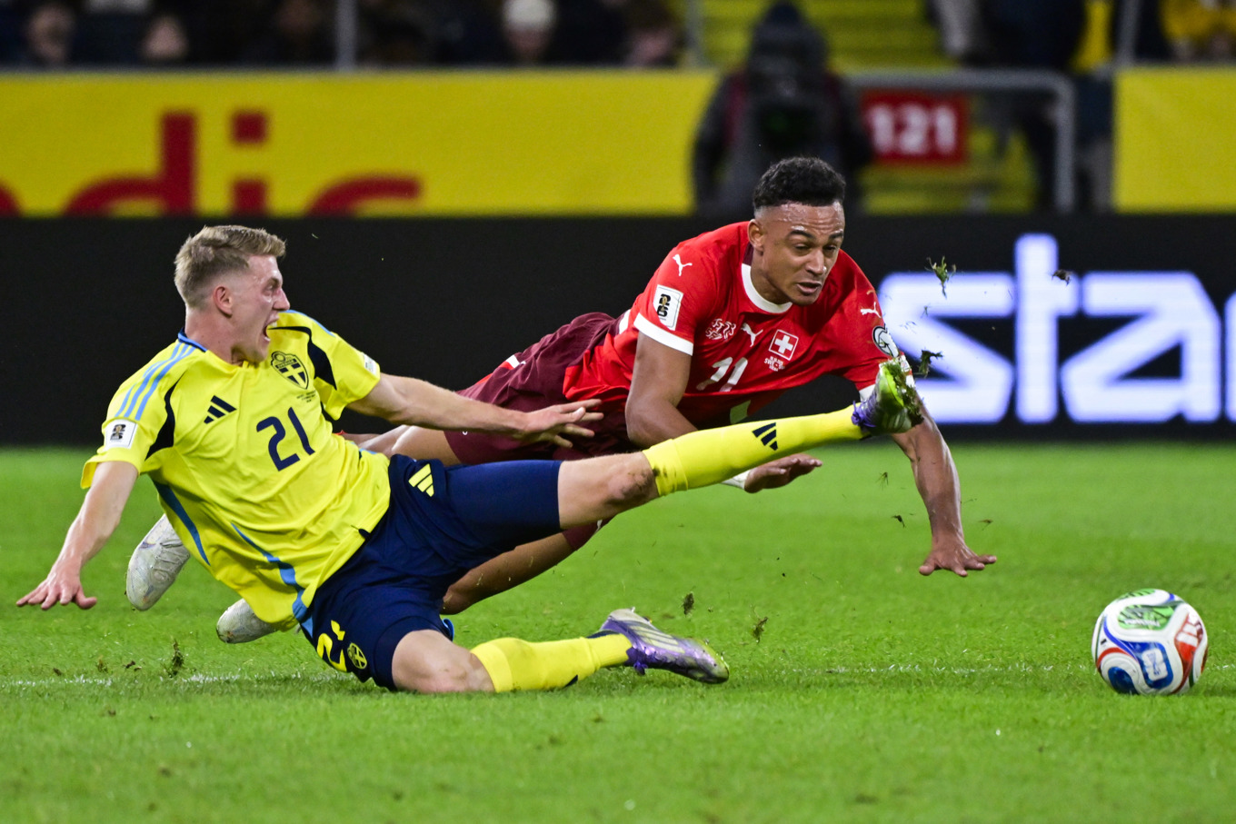 Alexander Bernhardsson är en av spelarna som stöttar förbundskapten Jon Dahl Tomasson efter förlusten mot Schweiz i ödesmatchen i VM-kvalet. Foto: Jonas Ekströmer/TT