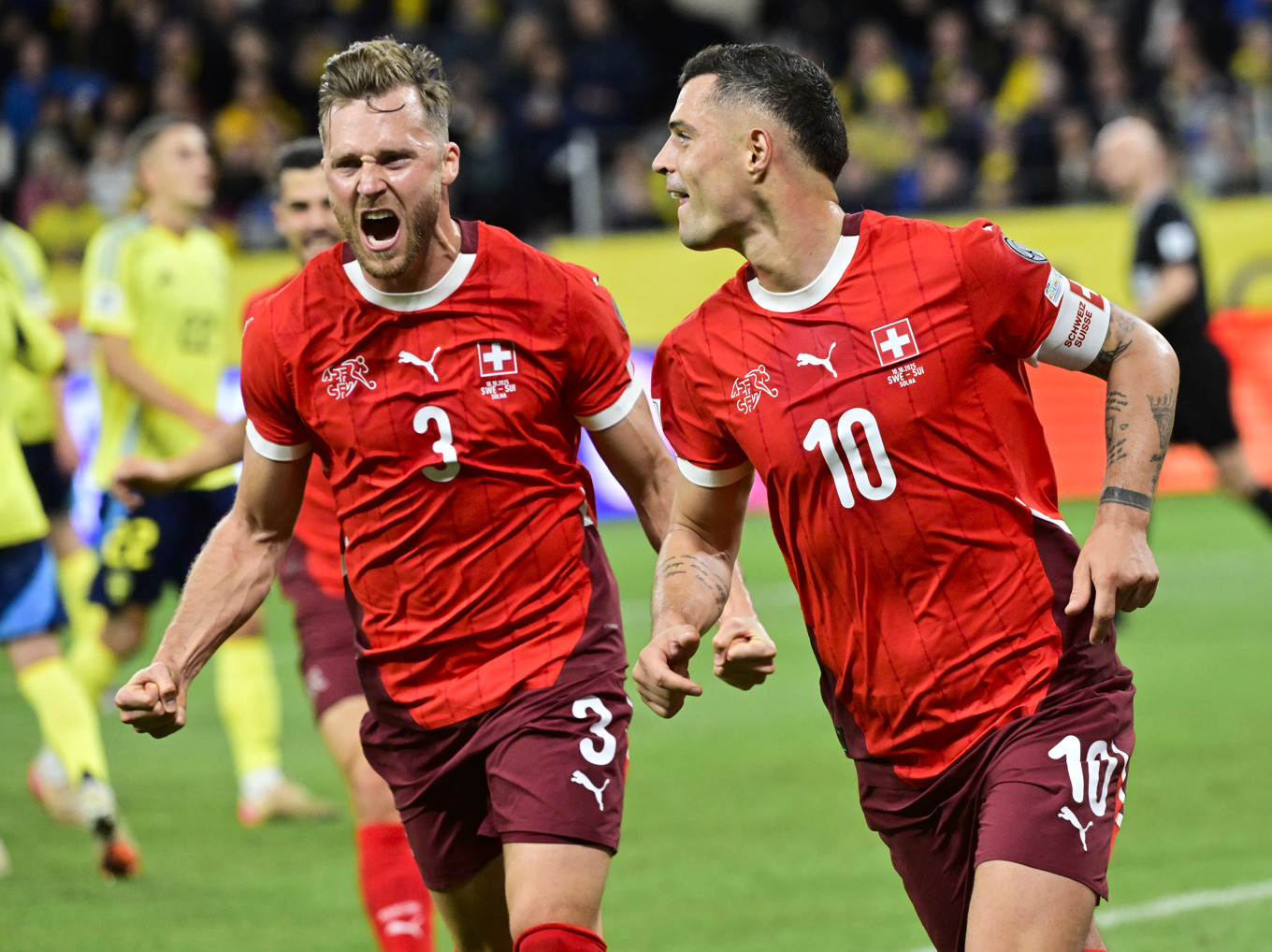 Schweiz Silvan Widmer och Granit Xhaka jublar efter att Xhaka satt 1–0 på straff i fredagens VM-kvalmatch mot Sverige på Strawberry arena i Solna. Foto: Jonas Ekströmer/TT