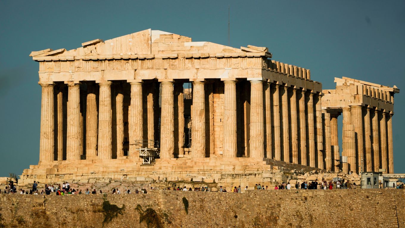 I ungefär en månad går det att se Parthenon utan att någon del skyms av byggnadssställningar. Foto: Petros Giannakouris/AP/TT