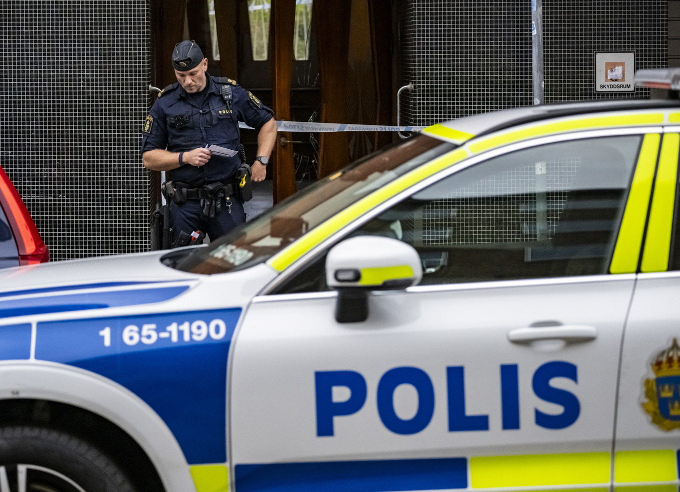 Polis på plats i Malmö efter ett misstänkt mord i en lägenhet på lördagseftermiddagen. Foto: Johan Nilsson/TT