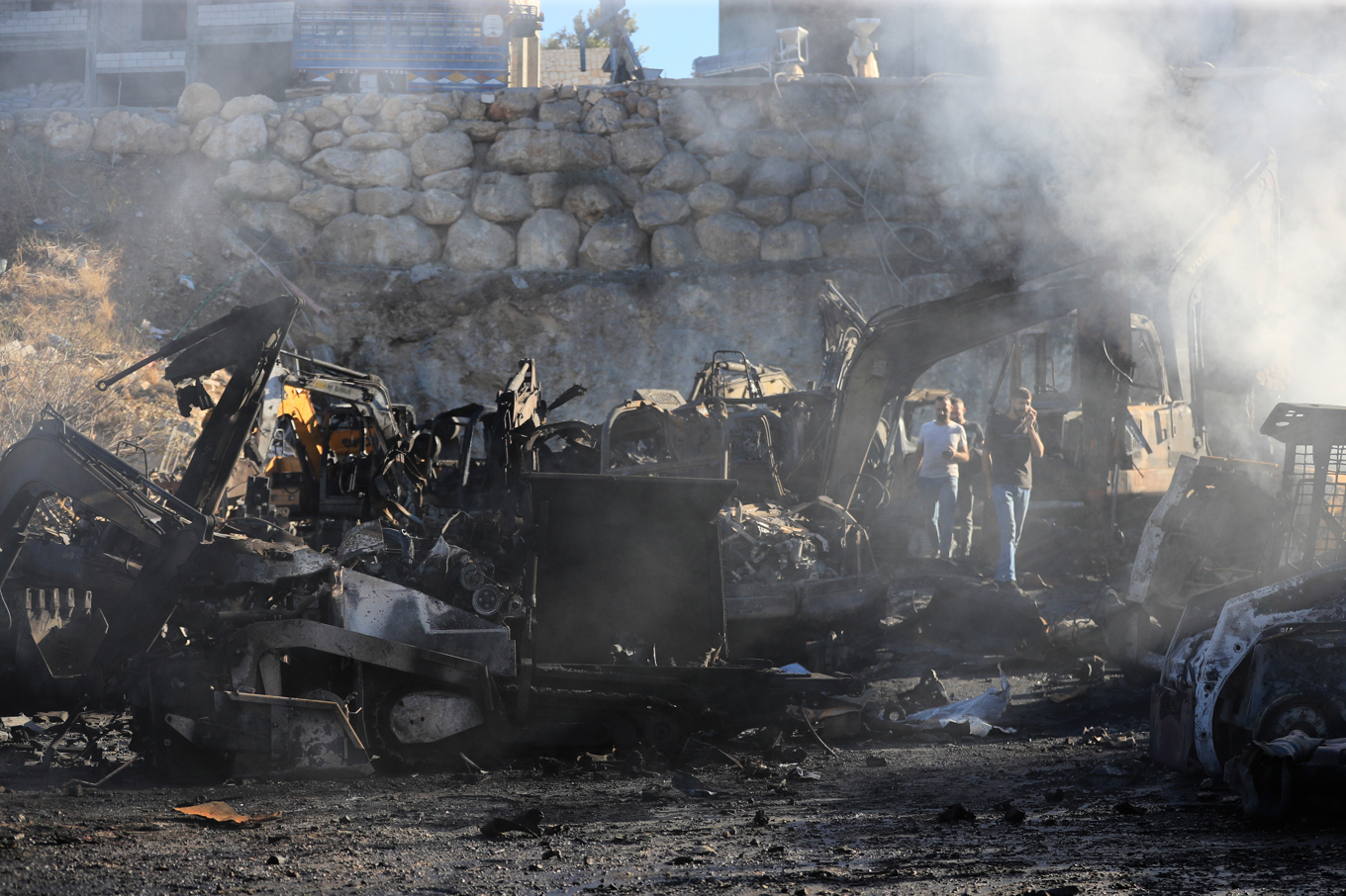 Ett stort antal fordon förstördes i attacken i mot byn Msaylha södra Libanon. Foto: Mohammad Zaatari/AP/TT