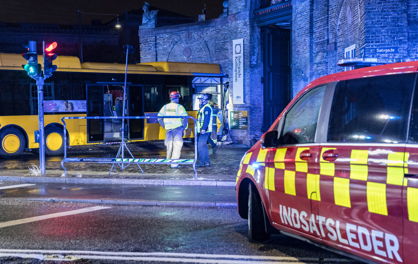 Det går inte att flytta på bussen eftersom husfasaden då riskerar att falla, enligt polisen. Foto: Steven Knap/Scanpix/TT