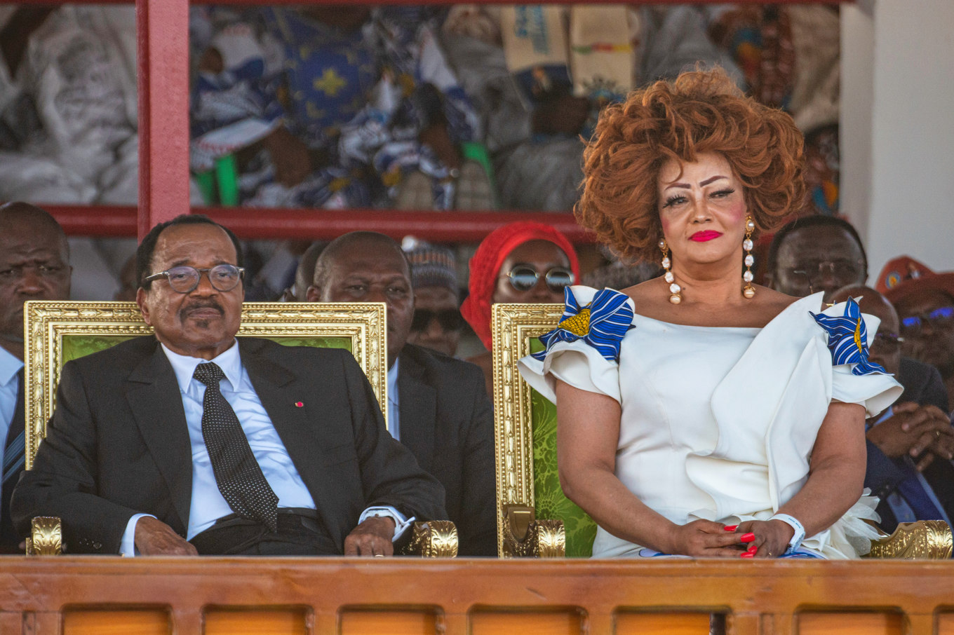 Kameruns president Paul Biya och hans fru Chantal Biya närvarar vid ett politiskt möte den 7 oktober. Foto: Welba Yamo Pascal/AP/TT