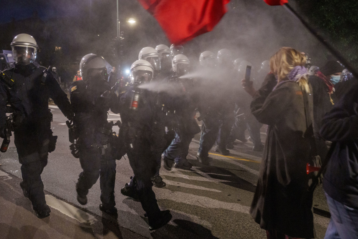 Polisen använde tårgas mot Palestinademonstranter i samband med VM-kvalmatchen i fotboll mellan Norge och Israel. Foto: Javad Parsa/NTB/TT