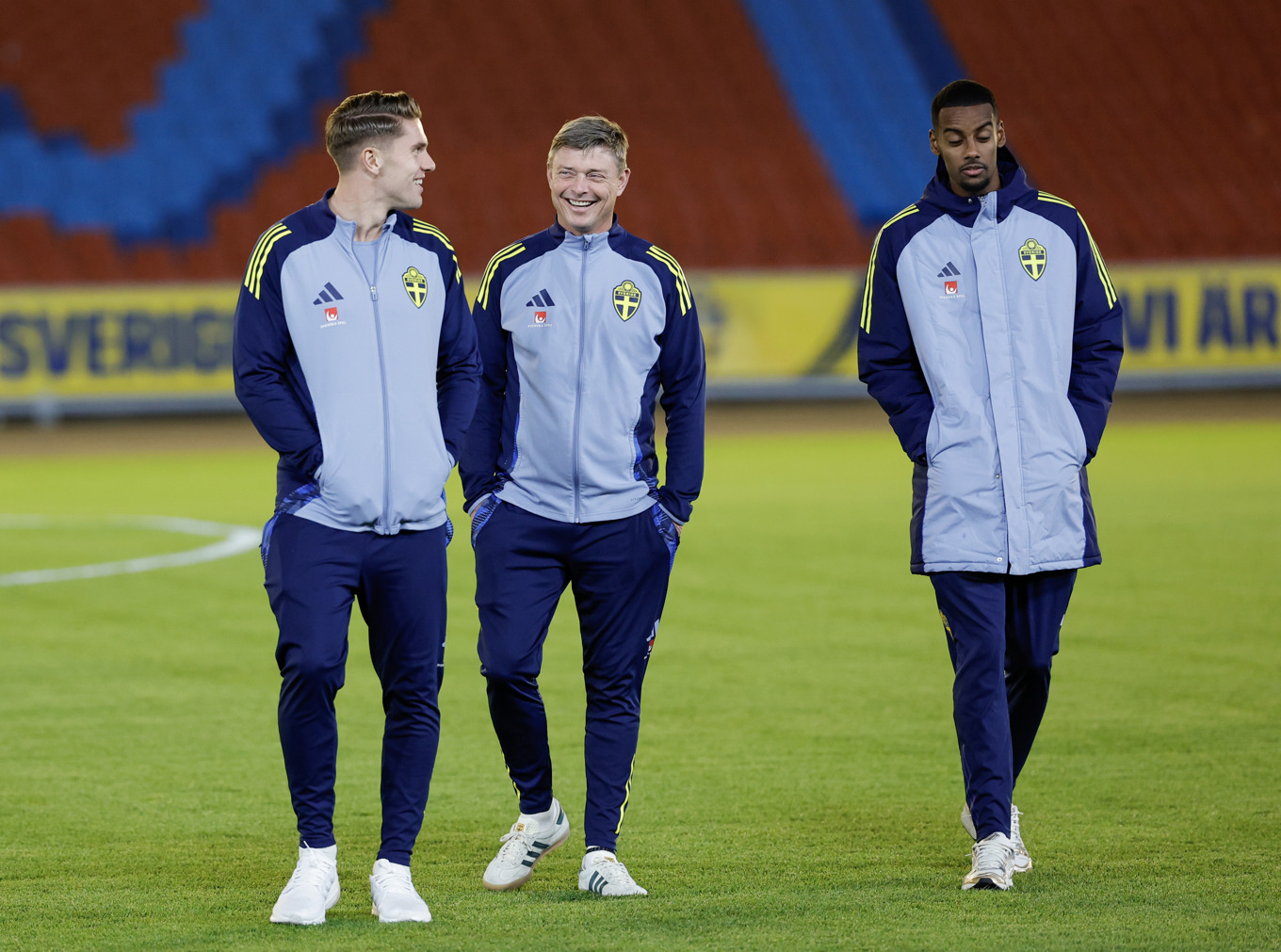 Viktor Gyökeres, förbundskapten Jon Dahl Tomasson och Alexander Isak inspekterar gräsmattan på Ullevi. Foto: Adam Ihse/TT