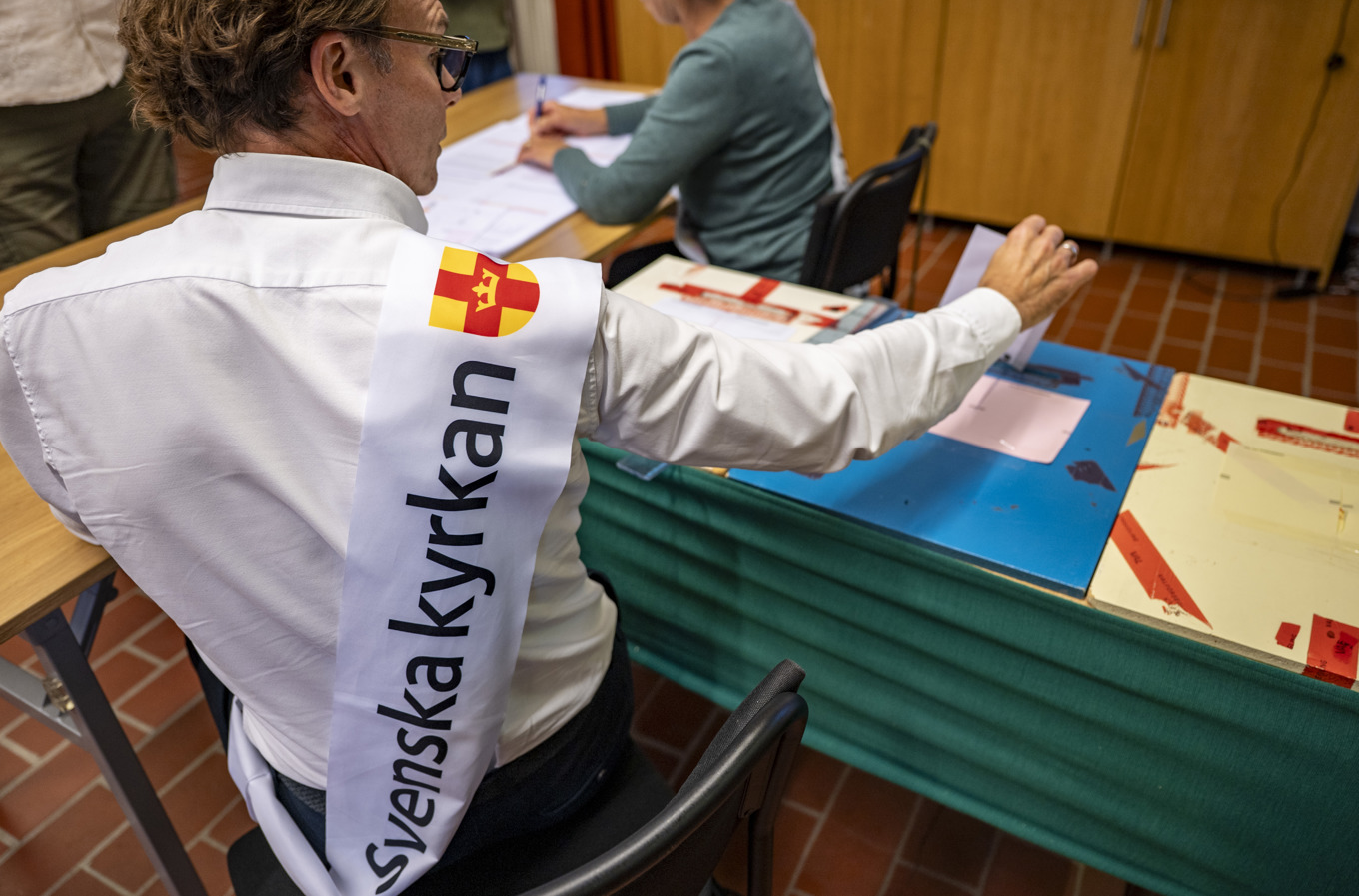 Röstsedlar för val till kyrkofullmäktige, stiftsfullmäktige och kyrkomötet läggs i valurnan i församlingshemmet i Åhus. Foto: Johan Nilsson/TT