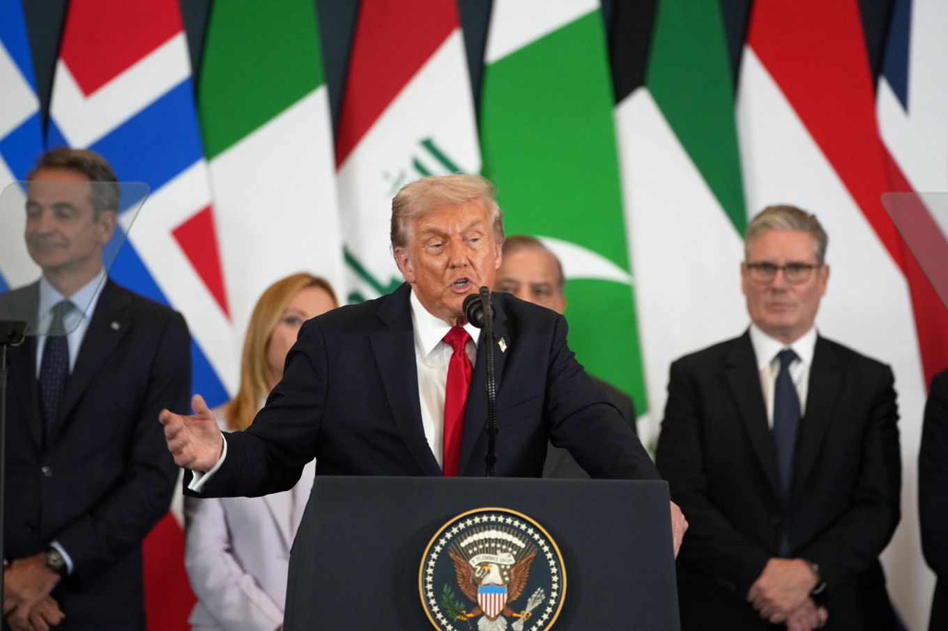 USA:s president Donald Trump talar under toppmötet i Sharm el-Sheikh. Foto: Amr Nabil/AP/TT