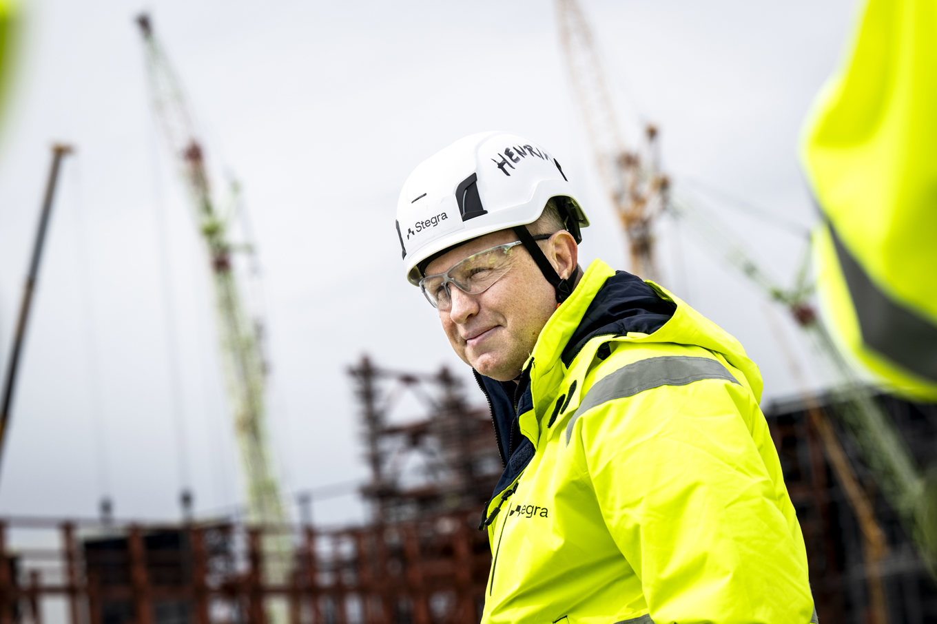 Stegras vd Henrik Henriksson framför bygget av det nya stålverket som ska producera fossilfritt stål. Arkivbild. Foto: Pontus Lundahl/TT