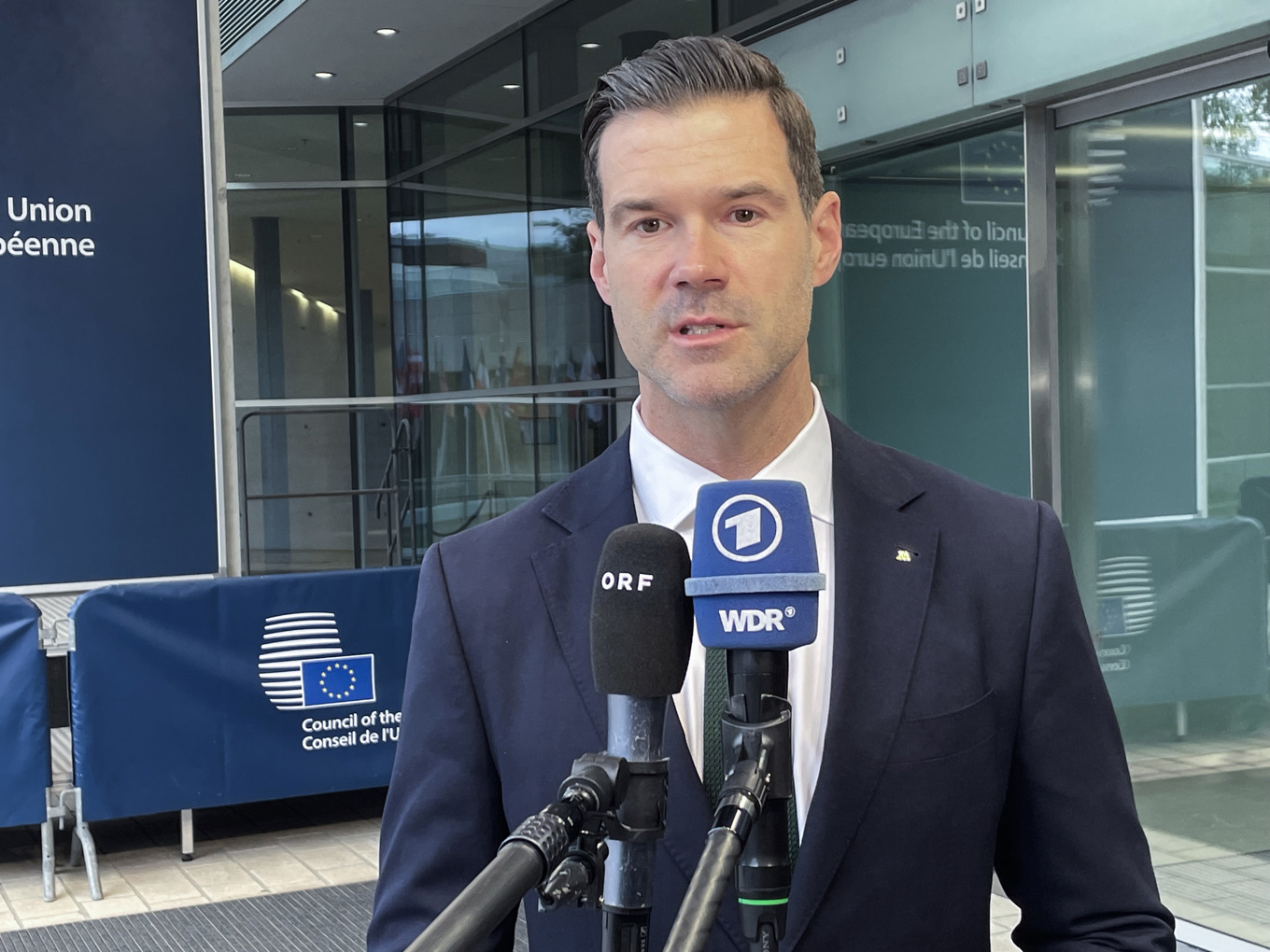 Migrationsminister Johan Forssell på väg in till tisdagens EU-möte i Luxemburg. Foto: Wiktor Nummelin/TT