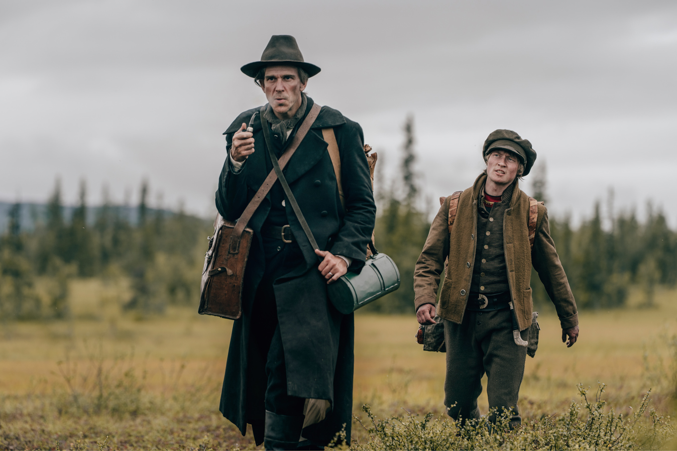 Gustaf Skarsgård spelar en sorts Sherlock Holmes-figur i "Koka björn". Här med samepojken Jussi, Emil Karlsen. Foto: Marcel Köppe/Disney