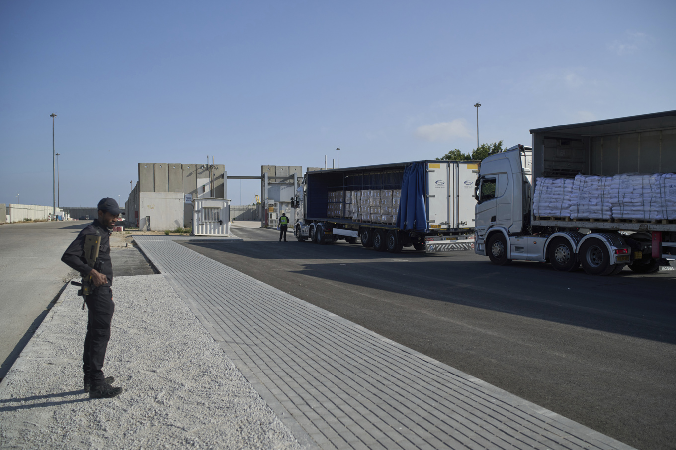 Lastbilar med nödhjälp vid gränsövergången Kerem Shalom. Bilden är från i maj. Foto: Leo Correa/AP/TT