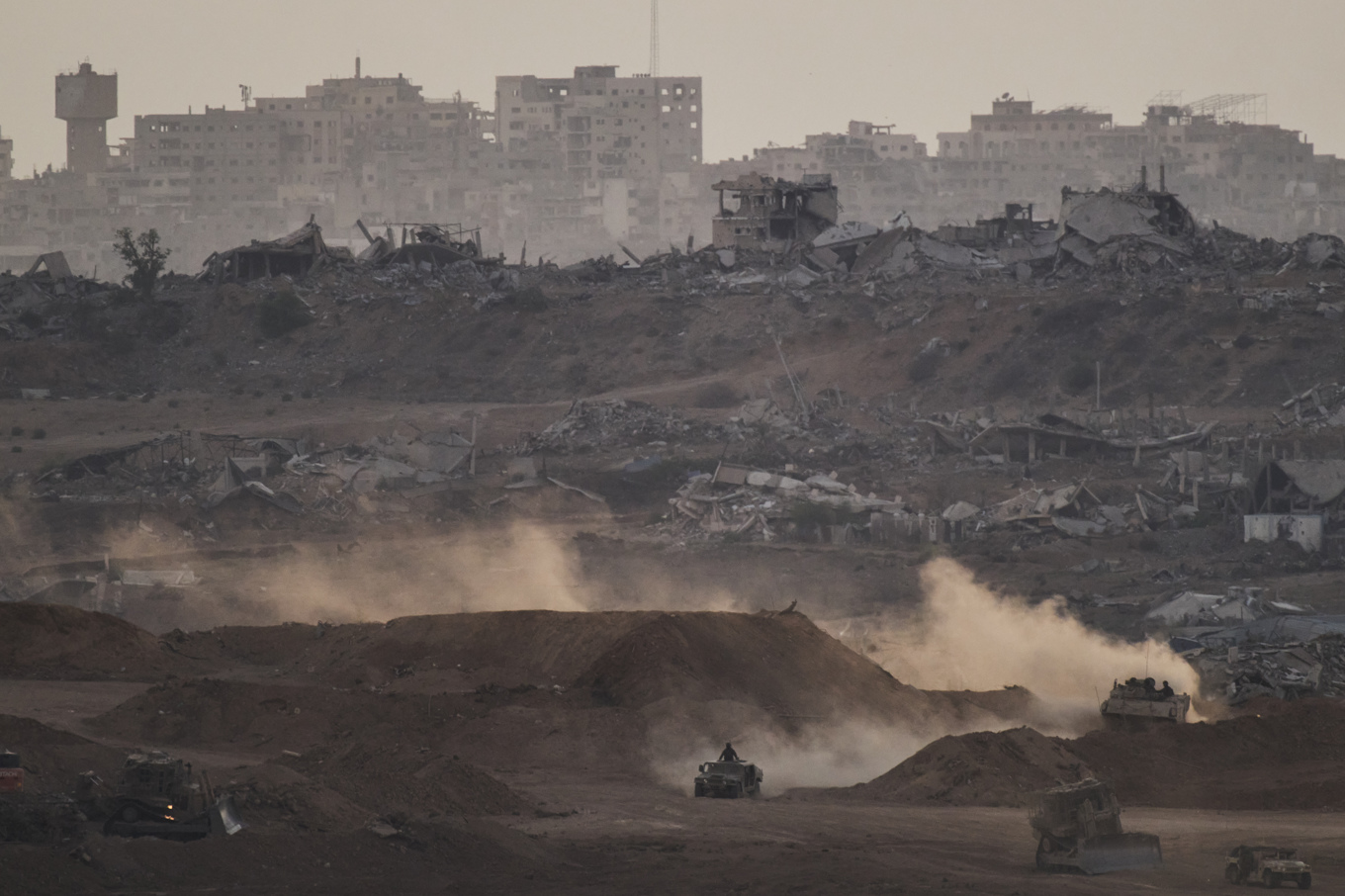 Israelisk militär patrullerar i södra Gaza på tisdagen. I bakgrunden syns förstörelsen efter två års krig. Foto: Leo Correa/AP/TT