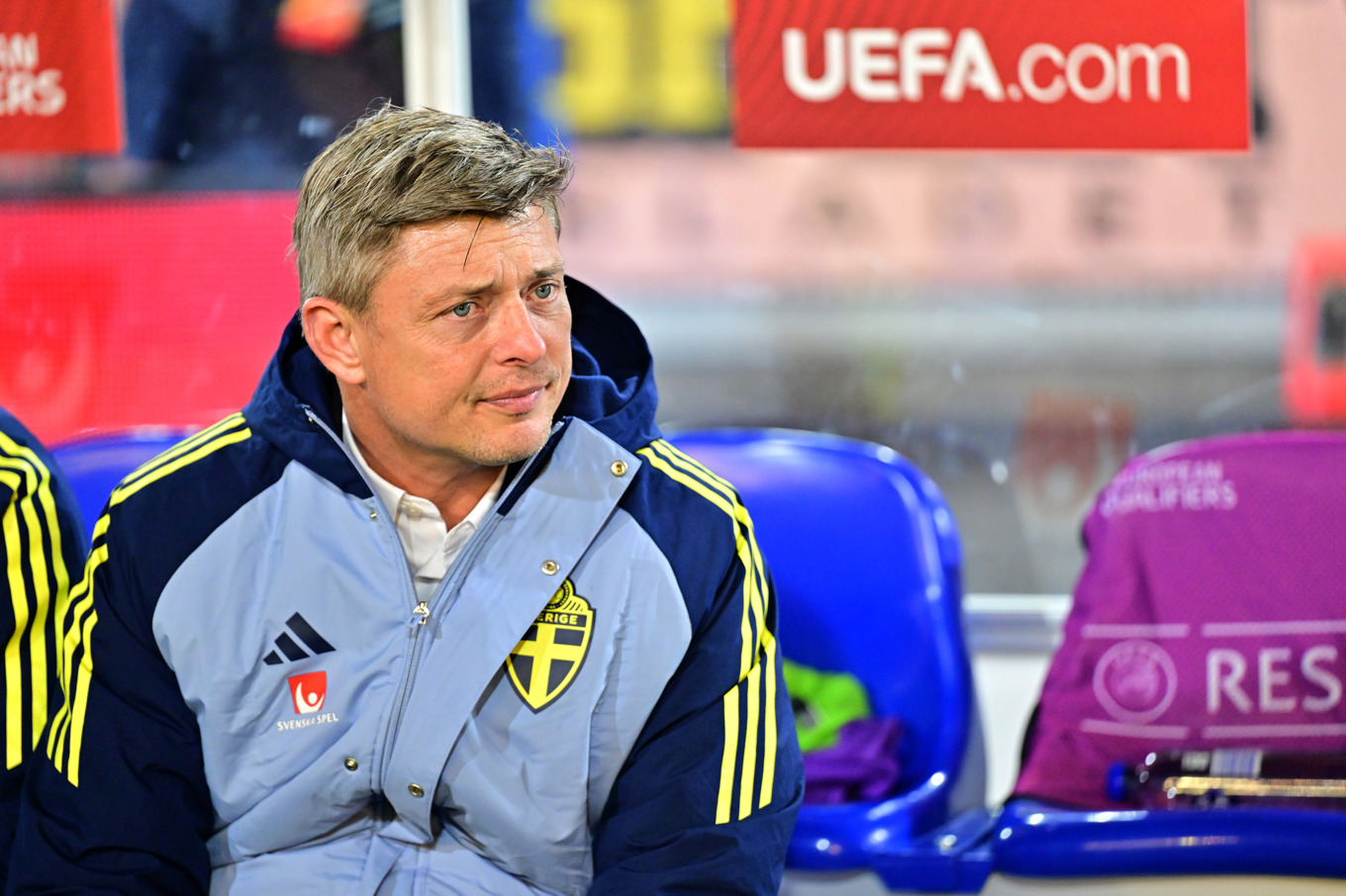 En bekymrad svensk förbundskapten, Jon Dahl Tomasson, under matchen mot Kosovo. Foto: Björn Larsson Rosvall/TT
