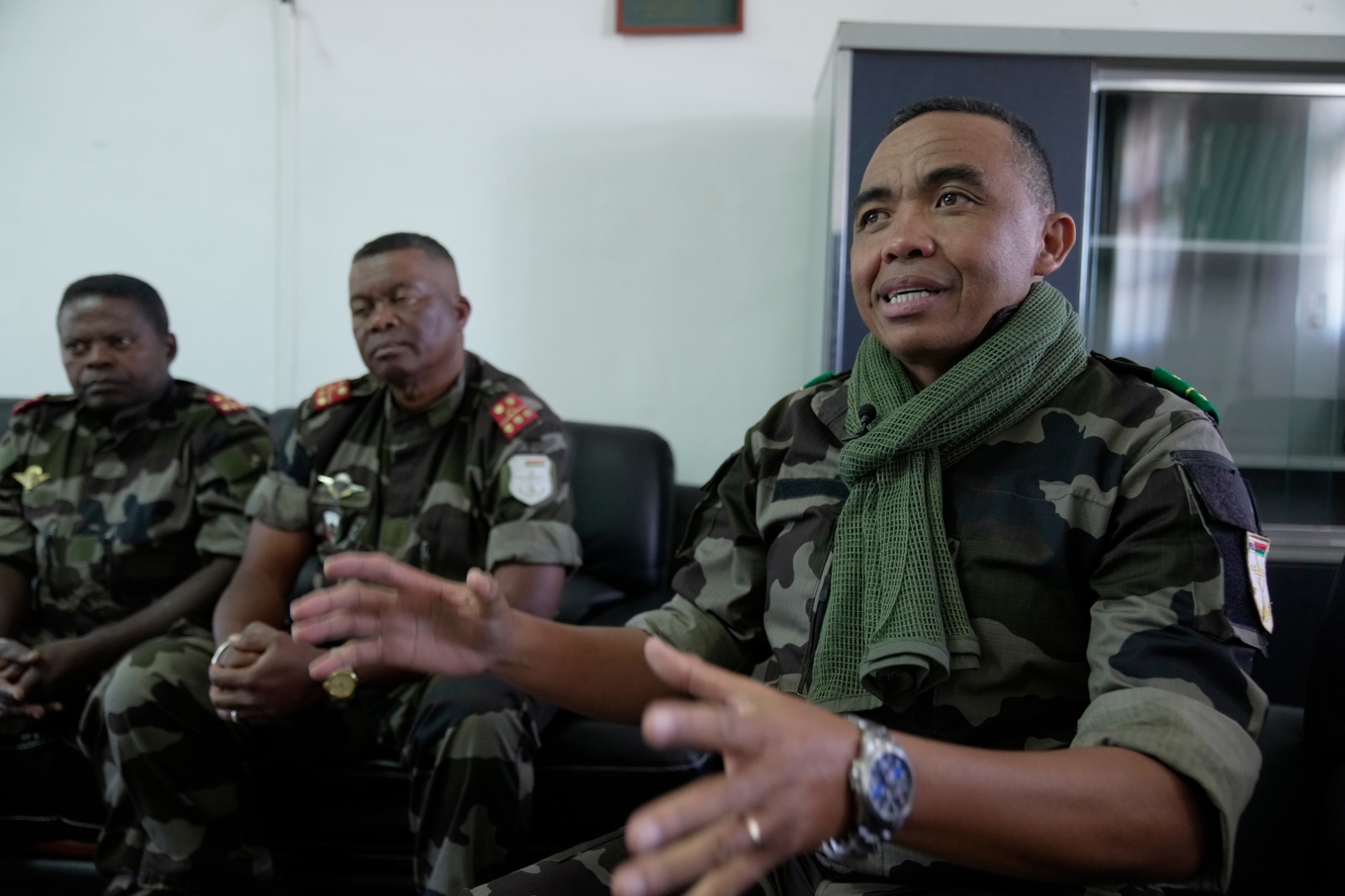 Överste Michael Randrianirina leder den militärjunta som tagit makten i Madagaskar. Här vid en intervju med nyhetsbyrån AP på onsdagen. Foto: Brian Inganga/AP/TT