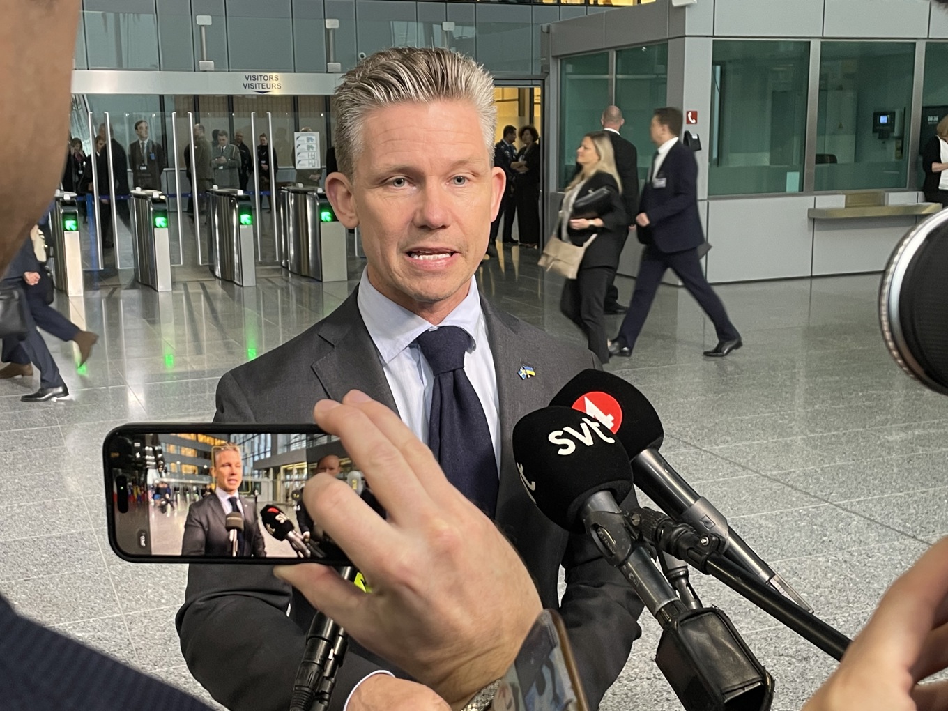 Försvarsminister Pål Jonson på väg in till onsdagens Nato-möte i Bryssel. Foto: Wiktor Nummelin/TT