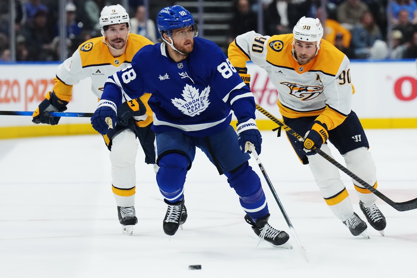 Torontos William Nylander i sällskap av Nashvilles Filip Forsberg och Ryan O'Reilly. Foto: Nathan Denette/AP/TT