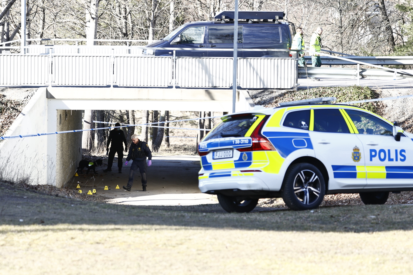 Polisavspärrningar vid mordplatsen i Södertälje den 21 mars i år. Arkivbild Foto: Stefan Jerrevång/TT