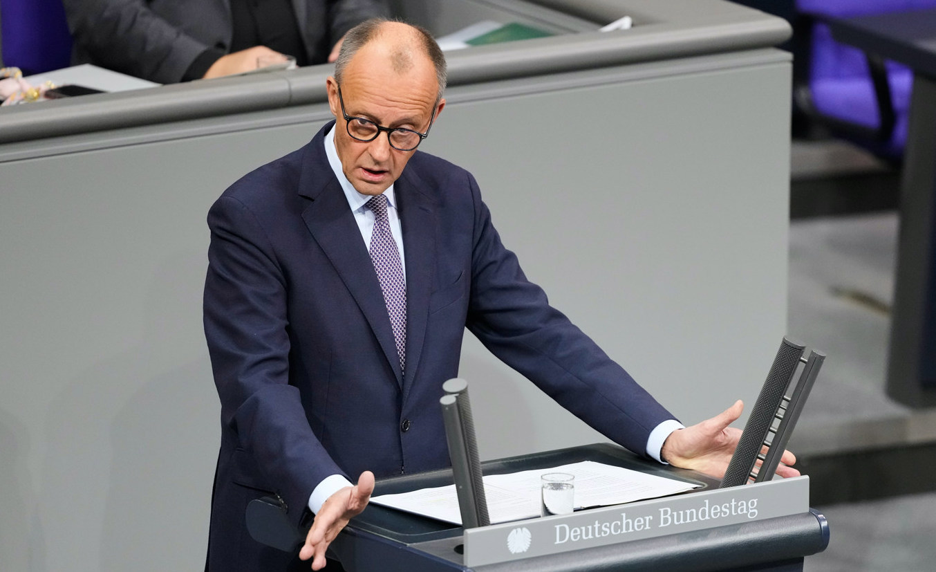 Förbundskansler Friedrich Merz talar inför den tyska förbundsdagen under torsdagen. Foto: Markus Schreiber/AP/TT