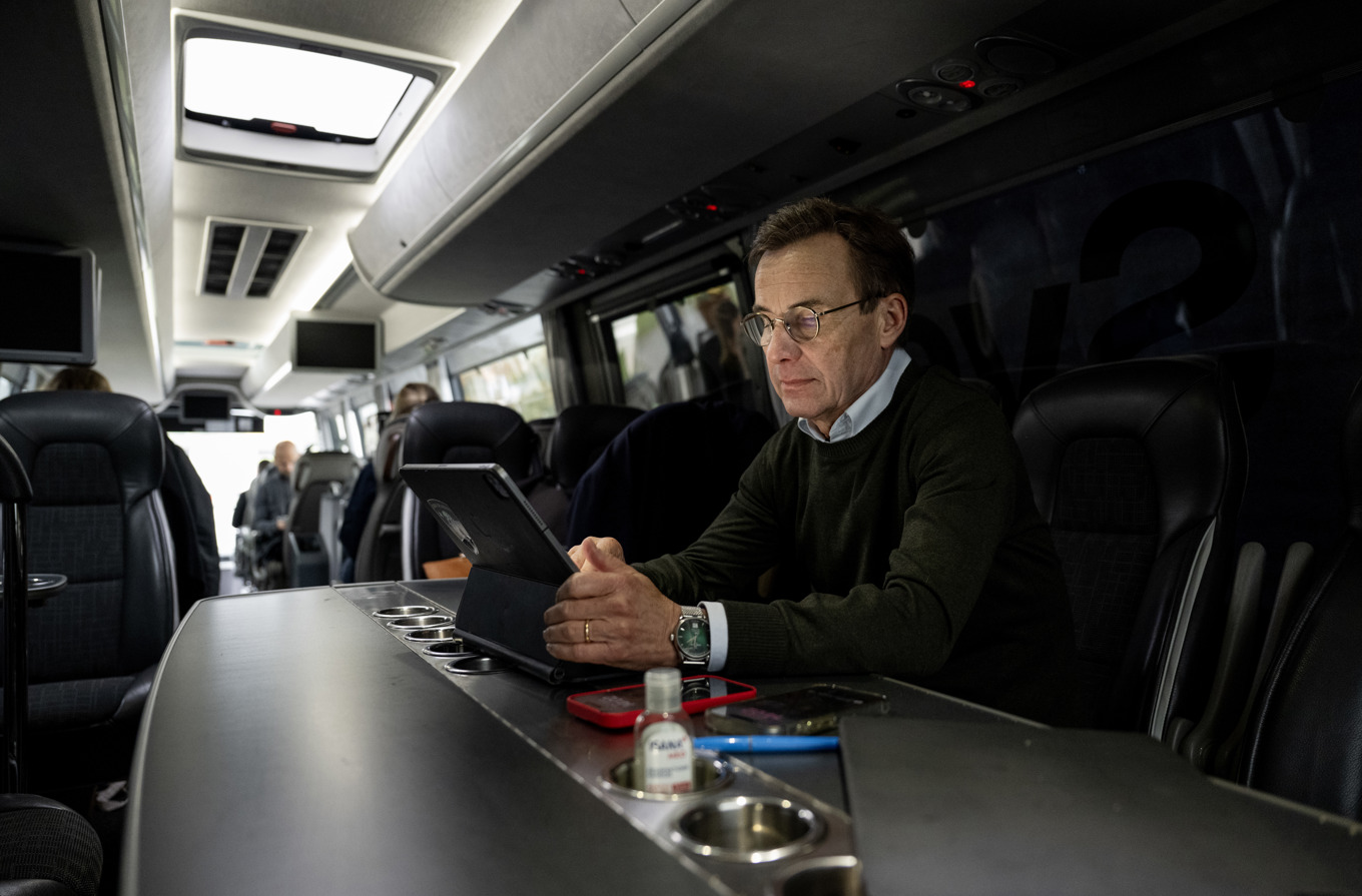 Statsminister Ulf Kristersson (M) i turnébussen. Foto: Christine Olsson/TT