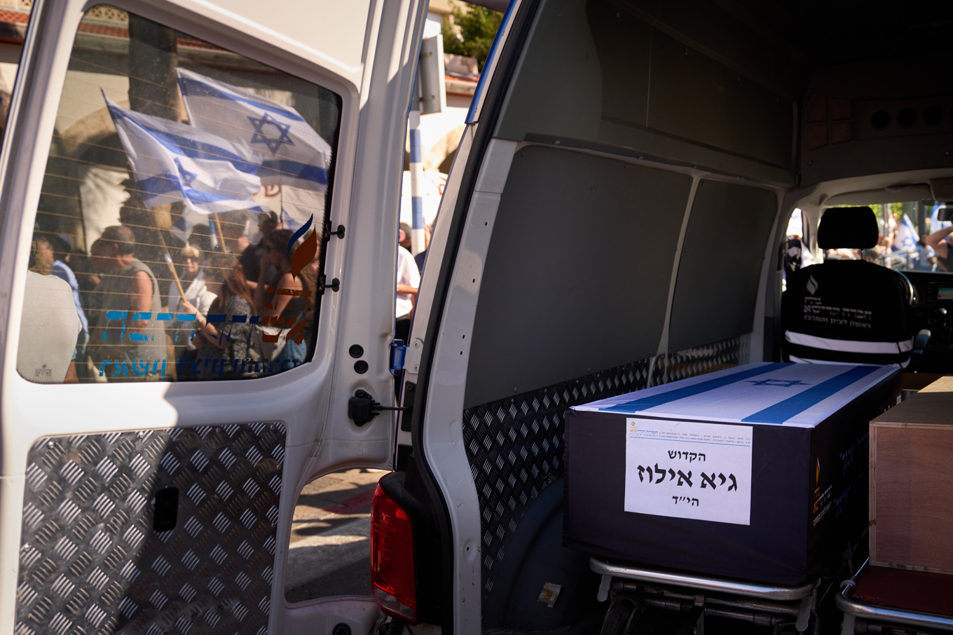 Kista med kvarlever av en av de gisslantagna överfördes till Israel på onsdagen. Foto: Emilio Morenatti/AP/TT