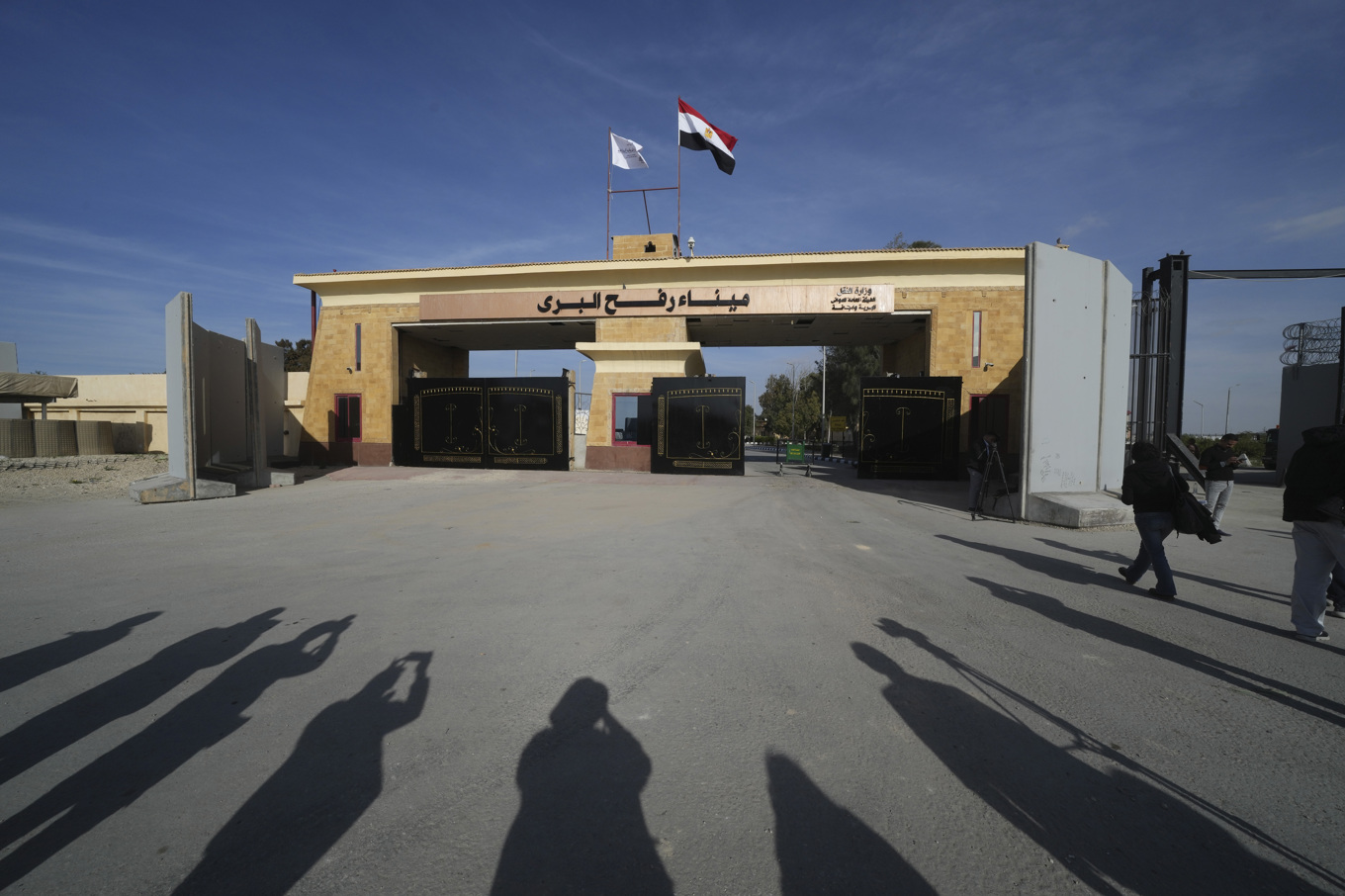 Rafahövergången har mestadels varit stängd under kriget. Bild från januari i år. Foto: Amr Nabil/AP/TT