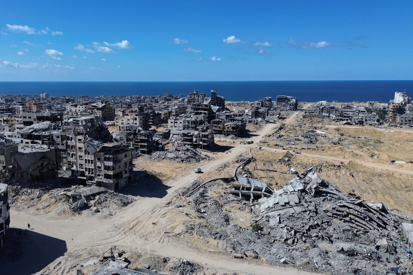 Enligt rådgivarna är det svårt att få fram kropparna från landremsan då den har ”pulveriserats”. Foto: AP/TT