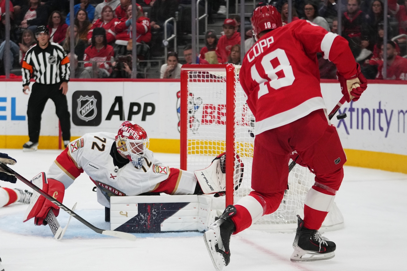 Floridas målvakt Sergei Bobrovsky räddar. Foto: Paul Sancya/AP/TT
