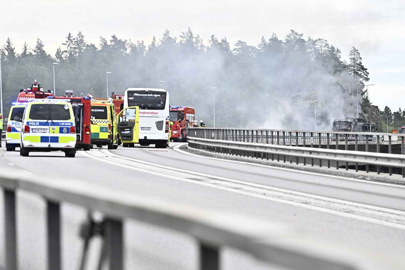 Bussen började brinna efter att ha frontalkrockat med en personbil. Bild från platsen tagen i augusti. Foto: Jonas Ekströmer/TT
