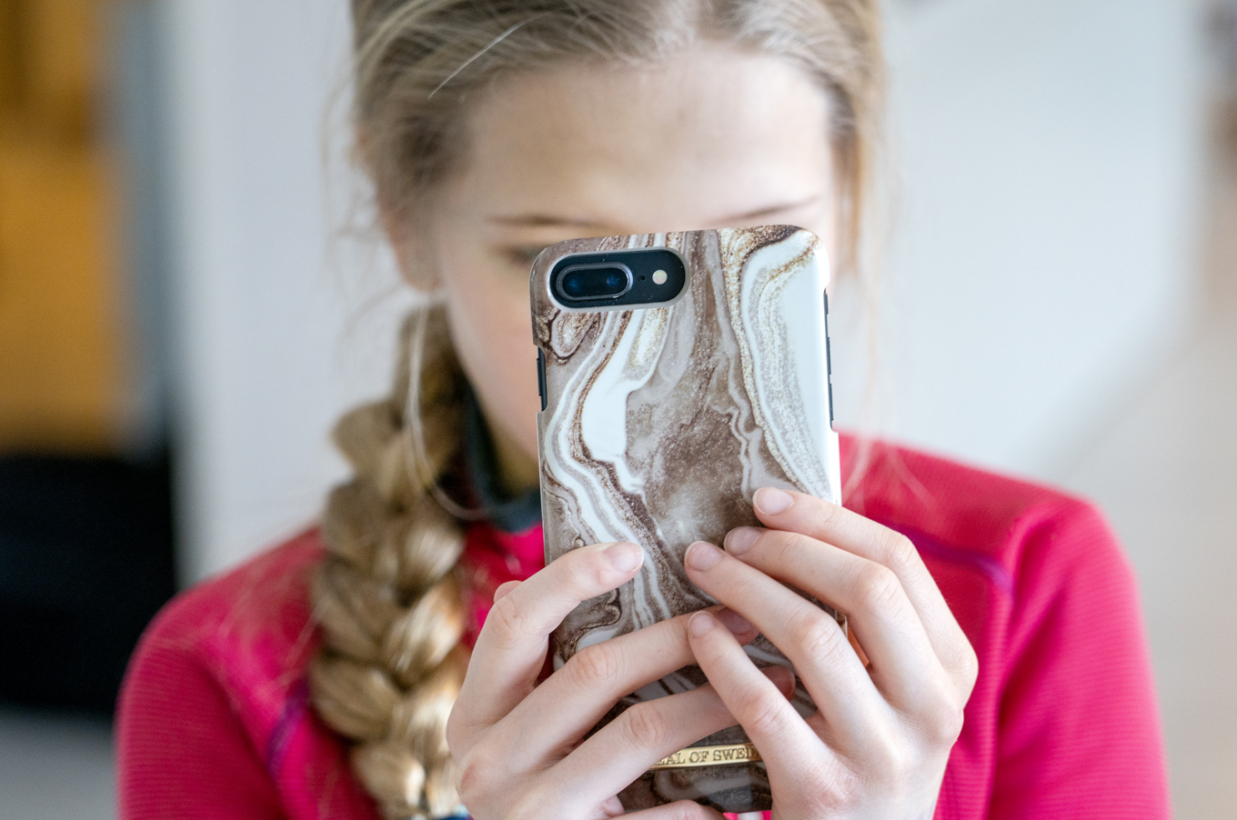 En ung flicka tittar på sin mobiltelefon. Arkivfoto. Foto: Gorm Kallestad/NTB/TT